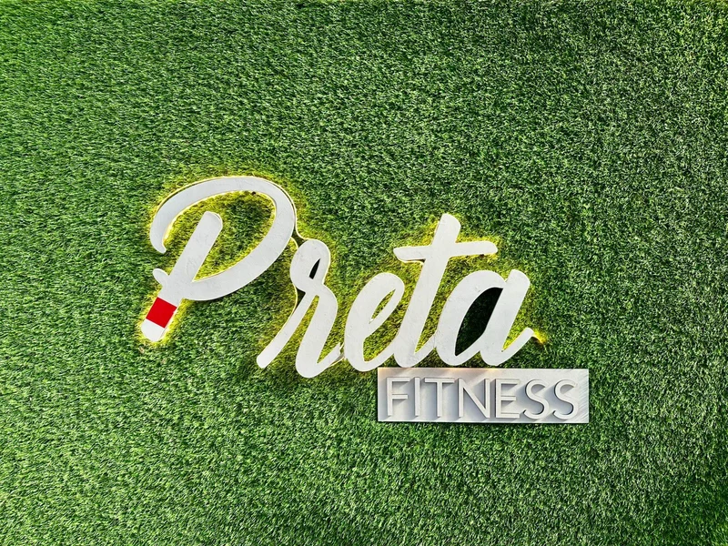 Interior del gimnasio Preta Fit mostrando el área de entrenamiento de CrossFit y Brazilian Jiu-Jitsu con equipamiento profesional en Jacó, Costa Rica